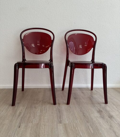Stuhl "Parisienne" aus transparent rotem Kunststoff
