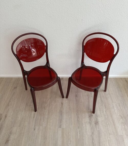 Stuhl "Parisienne" aus transparent rotem Kunststoff