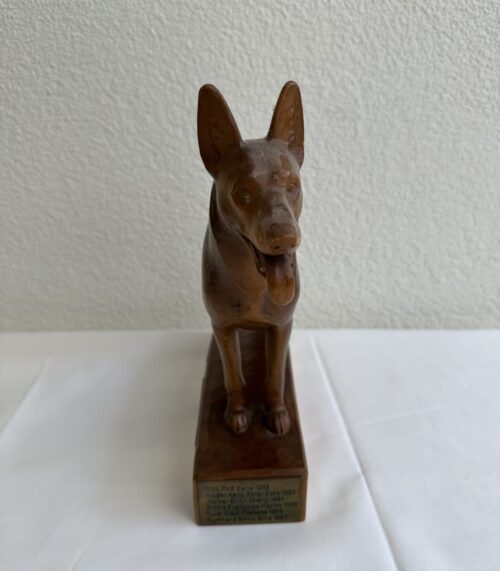 Holz Hundetrophaee Hunde- & Industrie-Keramik AG