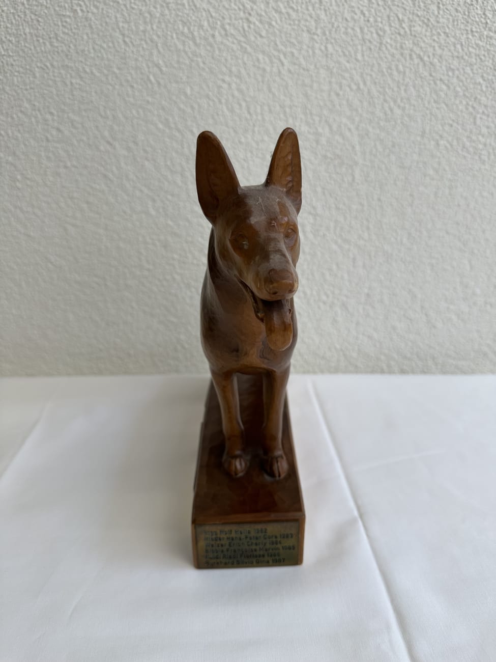 Holz Hundetrophaee Hunde- & Industrie-Keramik AG