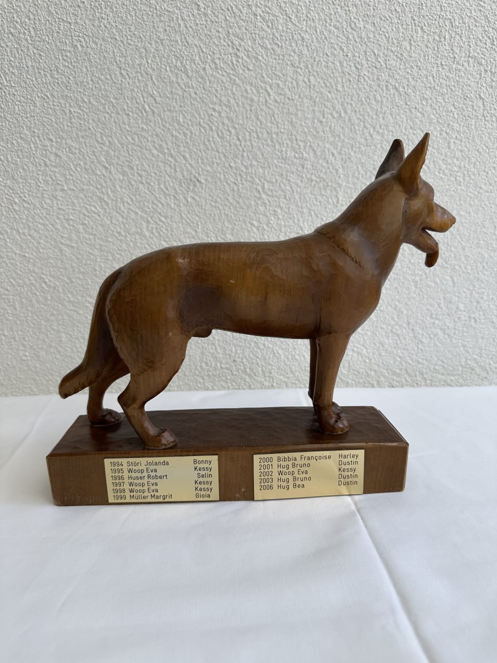 Holz Hundetrophaee Hunde- & Industrie-Keramik AG