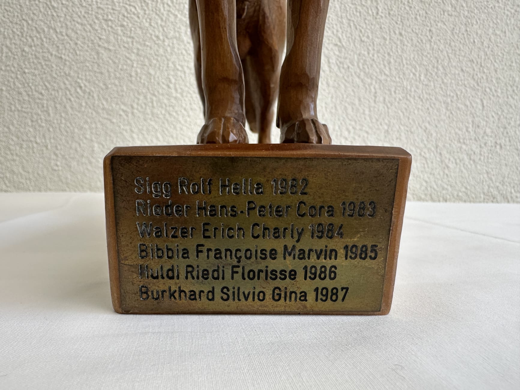 Holz Hundetrophaee Hunde- & Industrie-Keramik AG