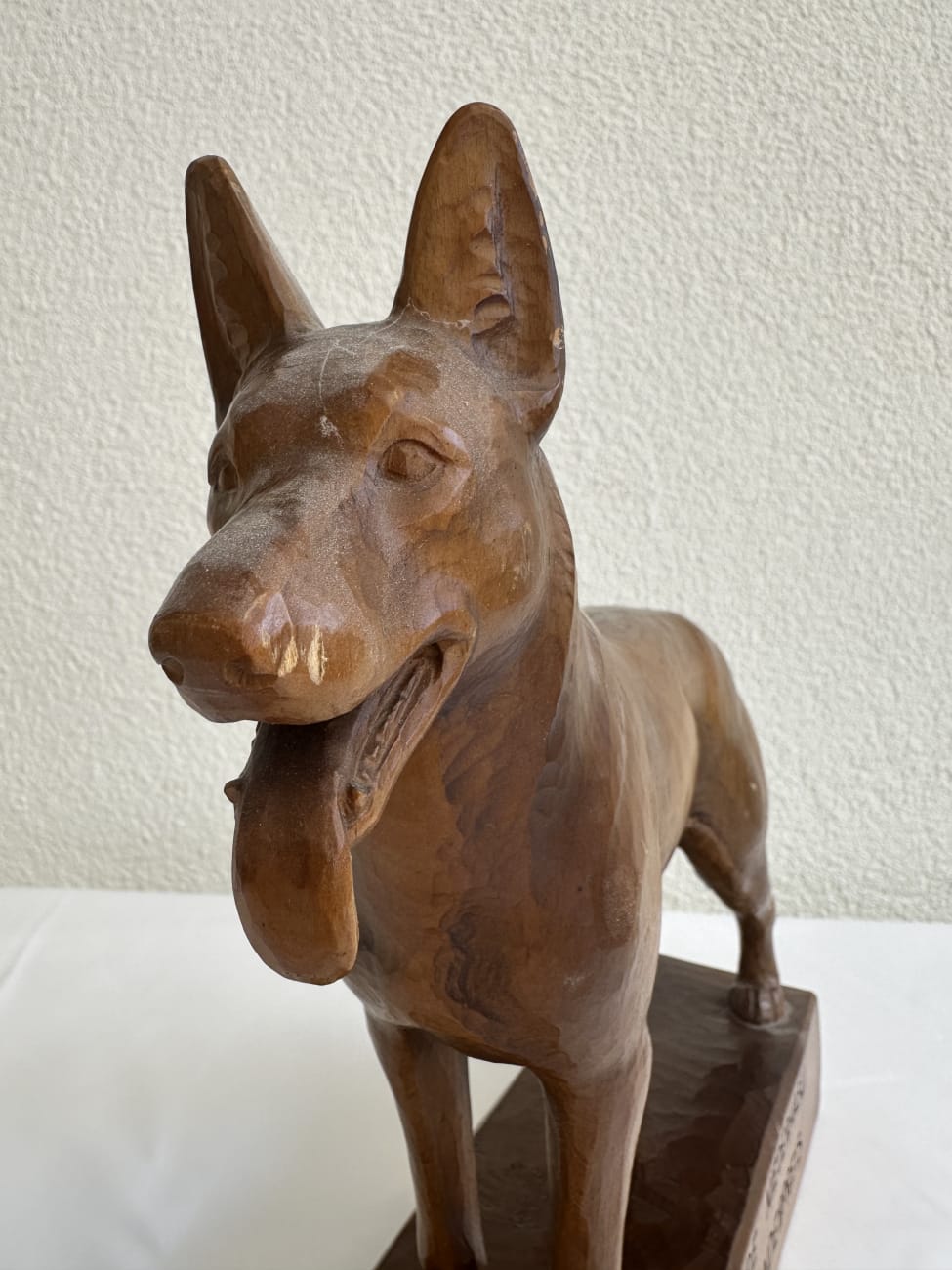 Holz Hundetrophaee Hunde- & Industrie-Keramik AG