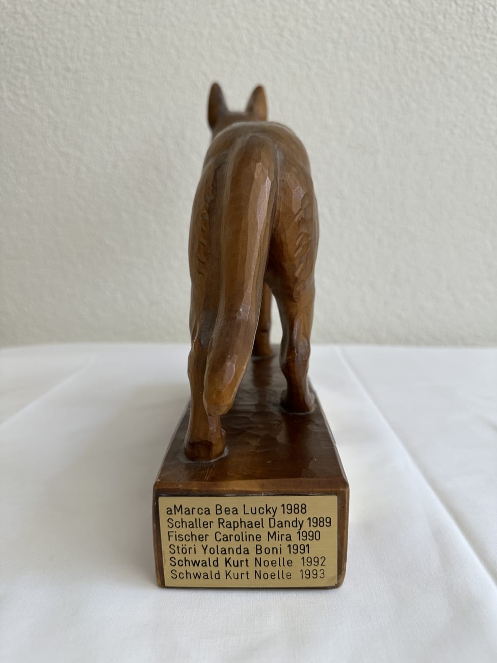 Holz Hundetrophaee Hunde- & Industrie-Keramik AG