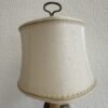 Tischlampe aus Messing mit beigem Textilschirm