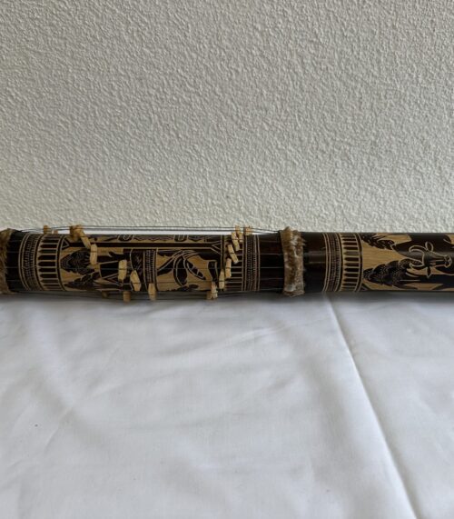 Holz-Saiteninstrument mit Schnitzereien und Metallseiten