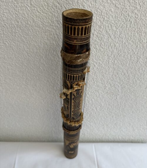 Holz-Saiteninstrument mit Schnitzereien und Metallseiten