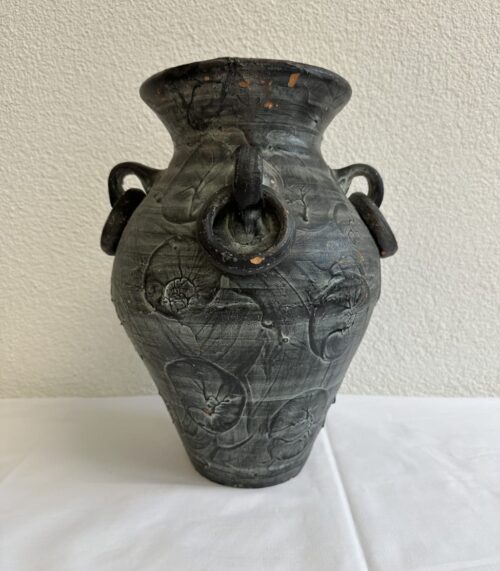 Terrakottavase mit Henkeln und Reliefdekor
