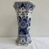 Porzellanvase mit blauer Blumenmalerei, sechseckig