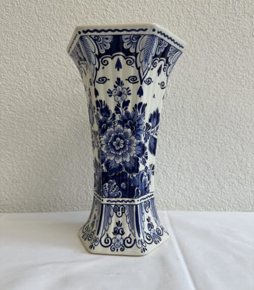 Porzellanvase mit blauer Blumenmalerei, sechseckig