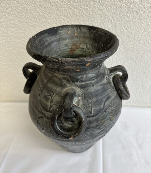 Terrakottavase mit Henkeln und Reliefdekor