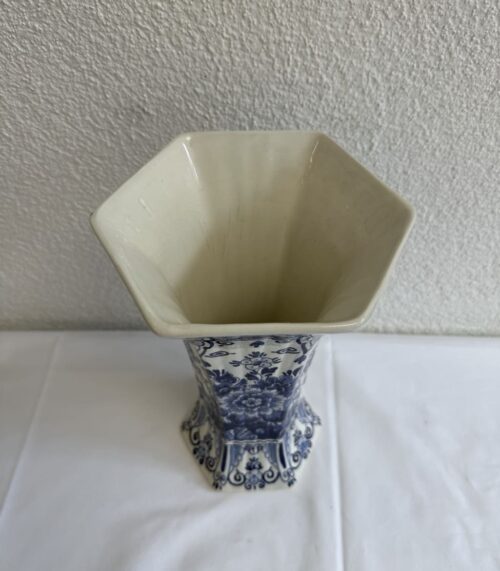 Porzellanvase mit blauer Blumenmalerei, sechseckig