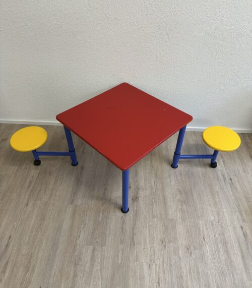 Kinder-Spieltisch-Set mit Hockern auf Rollen