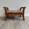 Vintage Kinderhocker aus Holz mit gepolsterter Streifsitzfläche