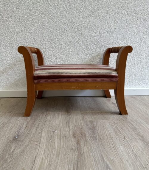 Vintage Kinderhocker aus Holz mit gepolsterter Streifsitzfläche
