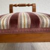 Vintage Kinderhocker aus Holz mit gepolsterter Streifsitzfläche