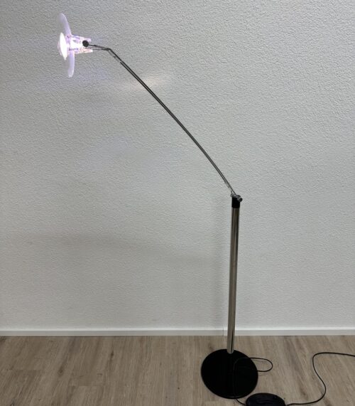 Moderne Stehleuchte mit Acrylschirm und verstellbarem Arm