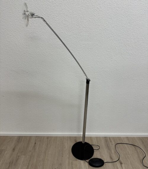 Moderne Stehleuchte mit Acrylschirm und verstellbarem Arm