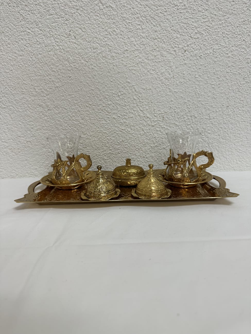 Orientalisches Teeservice aus Metall und Glas mit Tablett