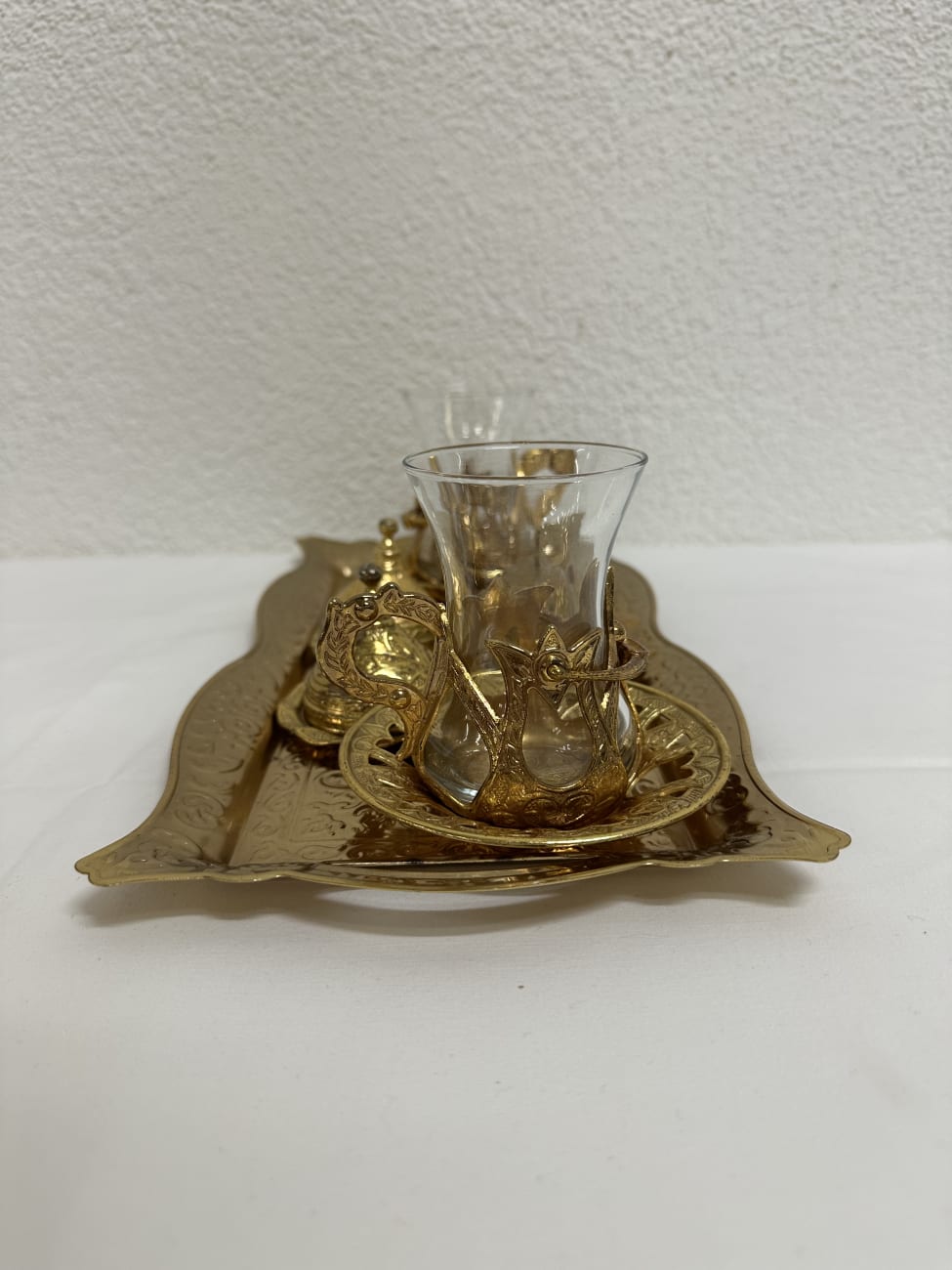 Orientalisches Teeservice aus Metall und Glas mit Tablett