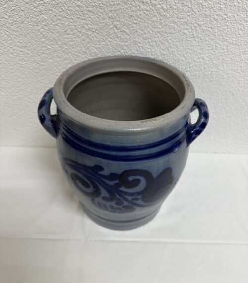 Blaue Keramikvase mit Henkeln und floraler Musterung, ca. 30 cm