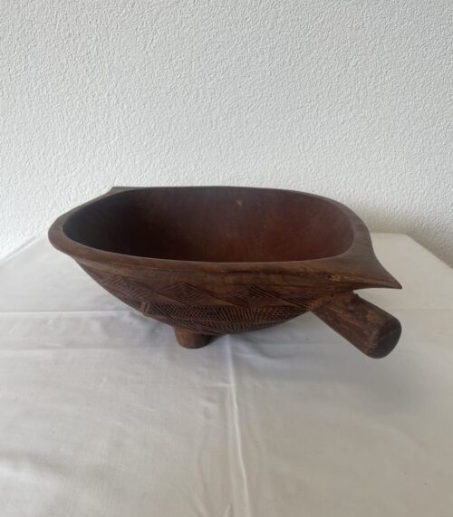 Holzschale mit Griffen auf Füssen, geschnitzt