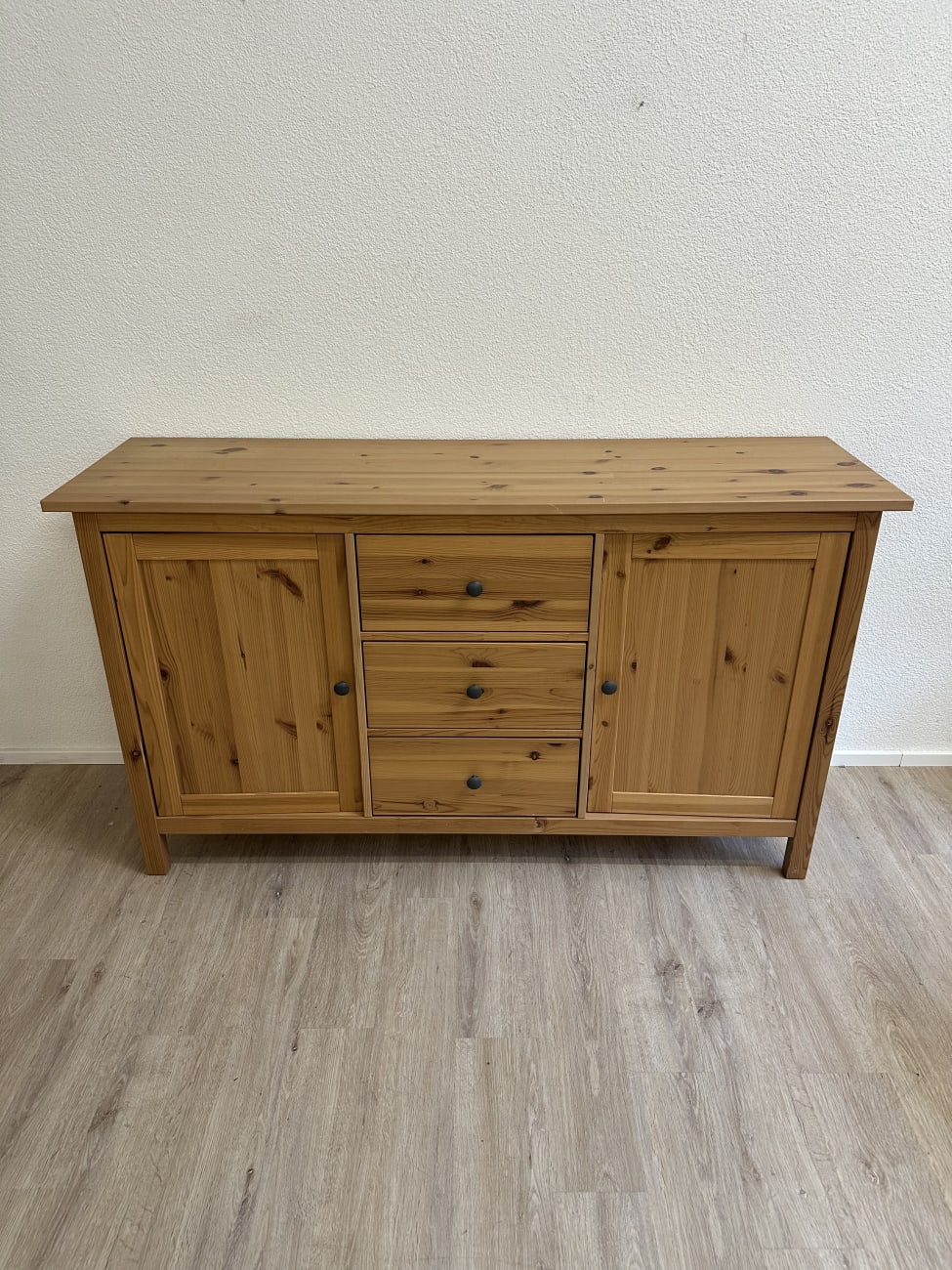 Landhaus Sideboard aus Kiefernholz mit 3 Schubladen und 2 Türen