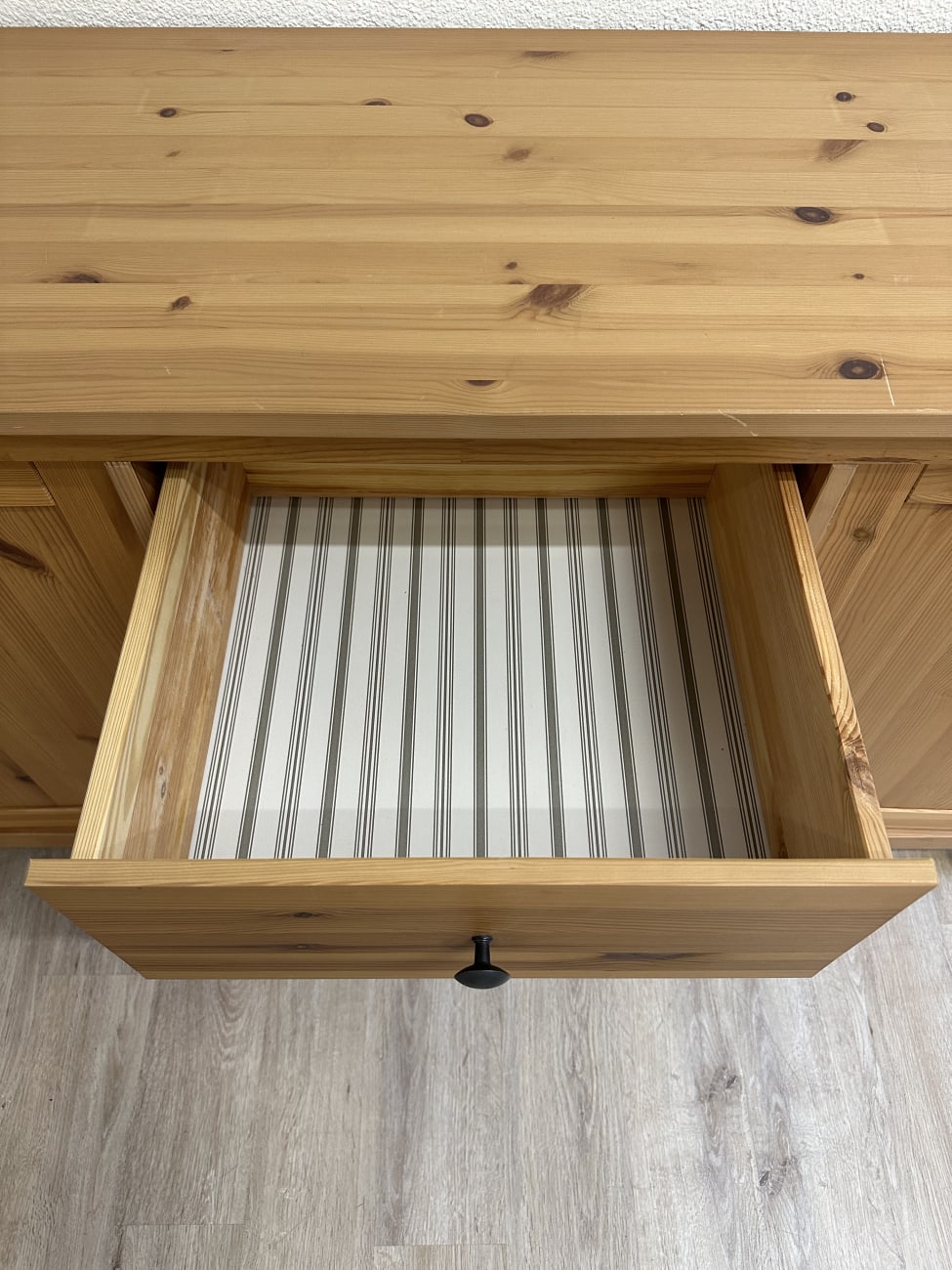 Landhaus Sideboard aus Kiefernholz mit 3 Schubladen und 2 Türen