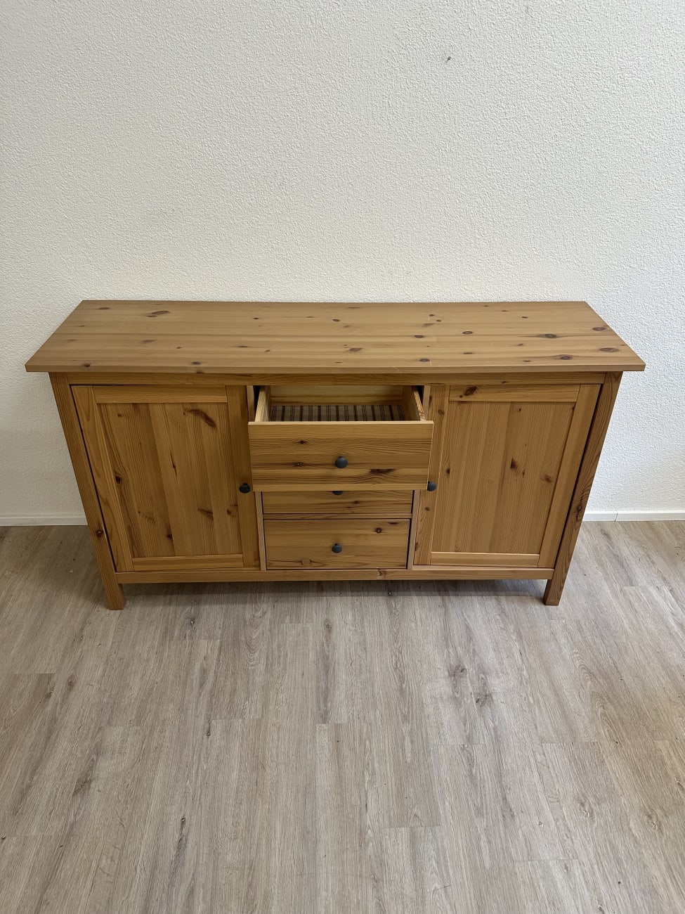 Landhaus Sideboard aus Kiefernholz mit 3 Schubladen und 2 Türen