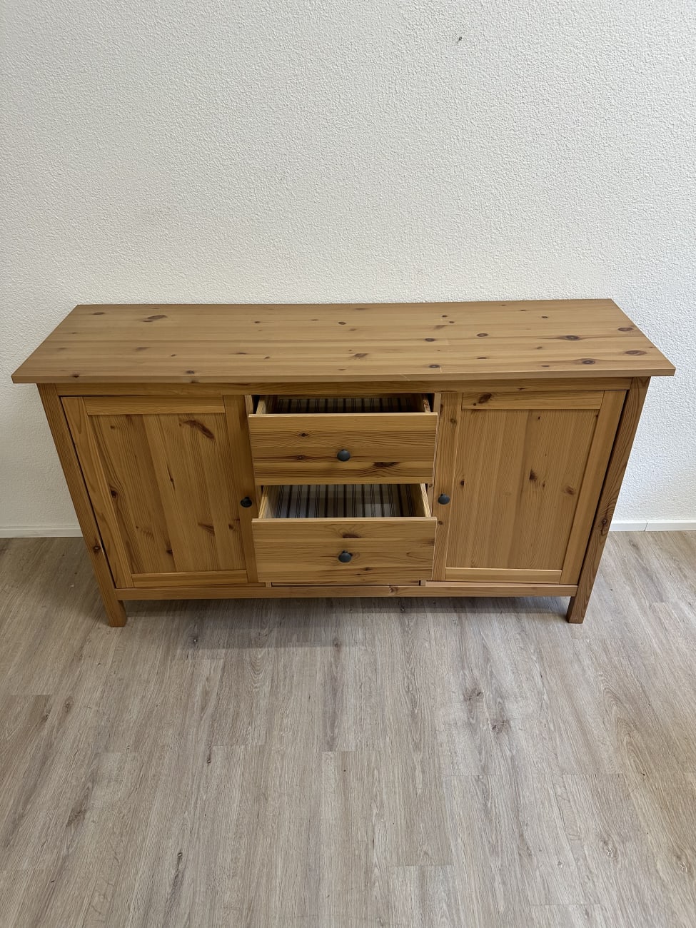 Landhaus Sideboard aus Kiefernholz mit 3 Schubladen und 2 Türen