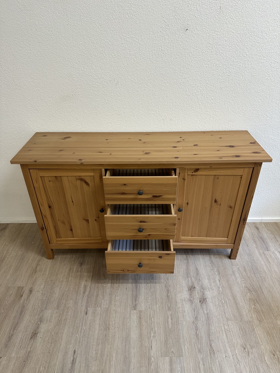 Landhaus Sideboard aus Kiefernholz mit 3 Schubladen und 2 Türen