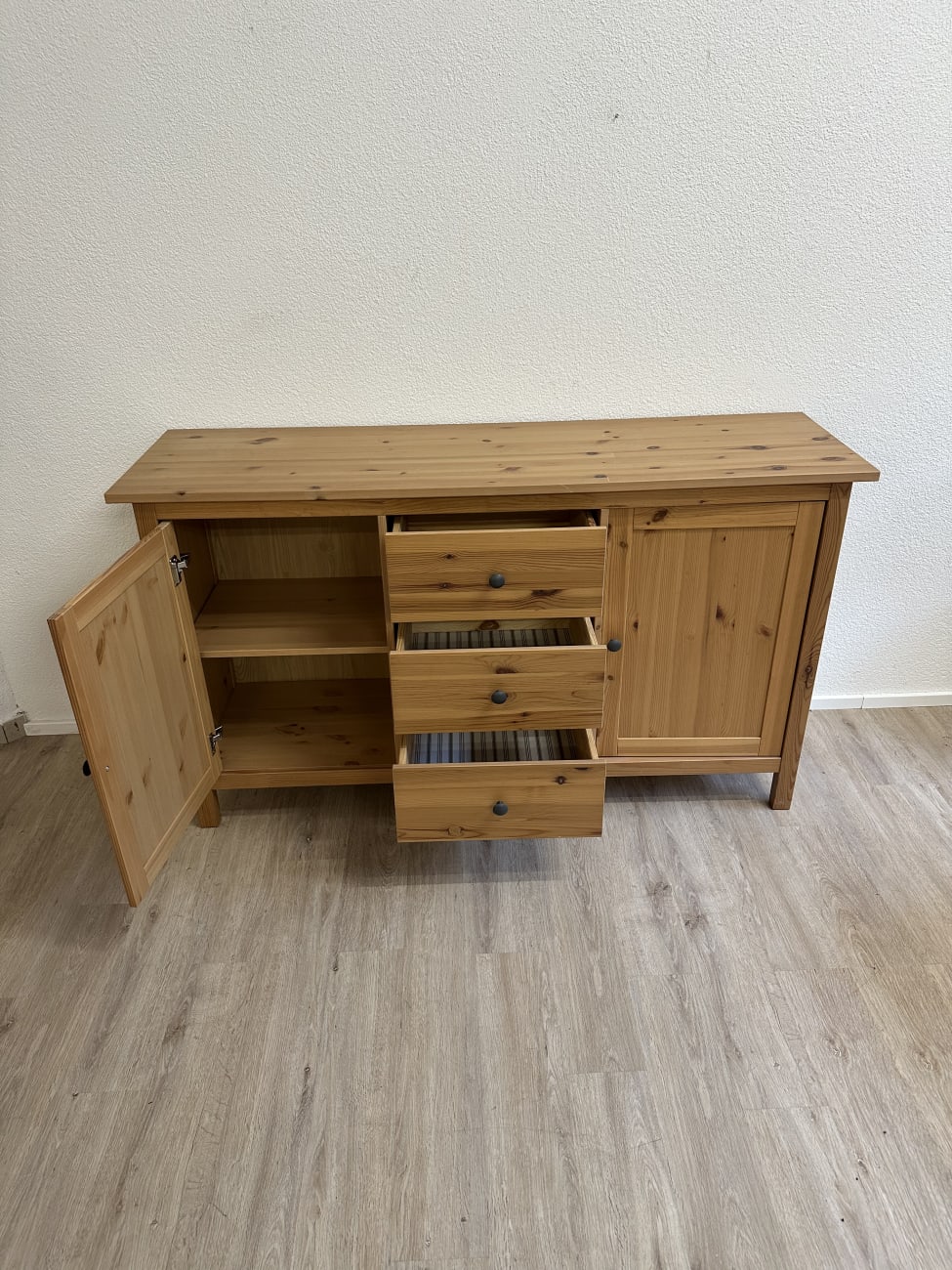 Landhaus Sideboard aus Kiefernholz mit 3 Schubladen und 2 Türen