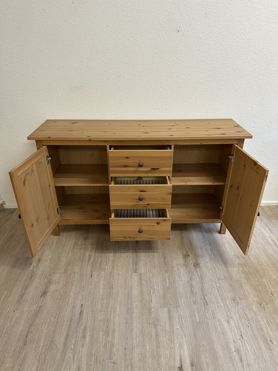 Landhaus Sideboard aus Kiefernholz mit 3 Schubladen und 2 Türen