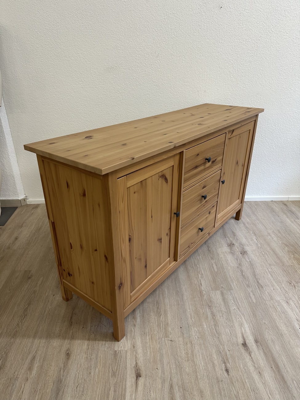 Landhaus Sideboard aus Kiefernholz mit 3 Schubladen und 2 Türen