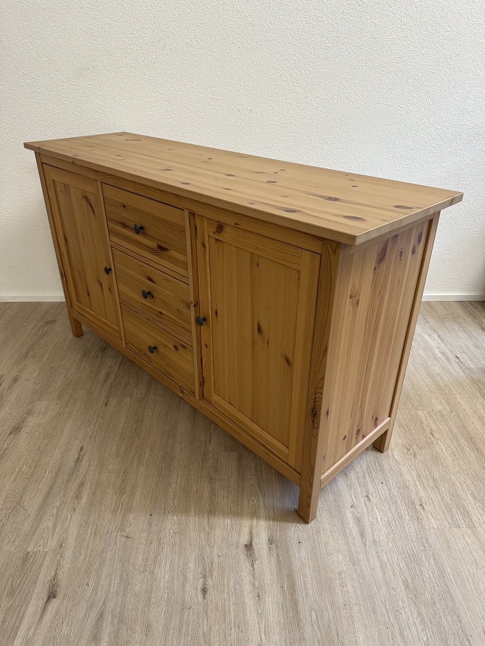 Landhaus Sideboard aus Kiefernholz mit 3 Schubladen und 2 Türen