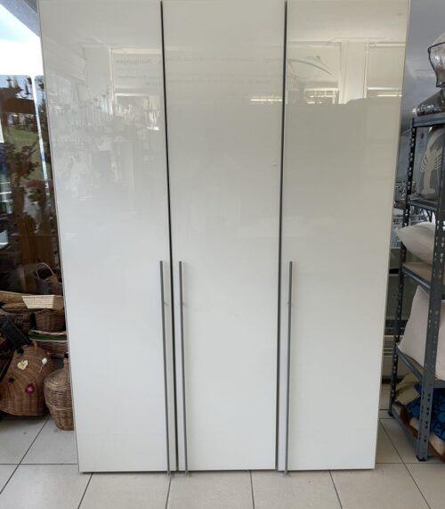 Weisse Hochkommode mit Türen, Fächern und Schubladen