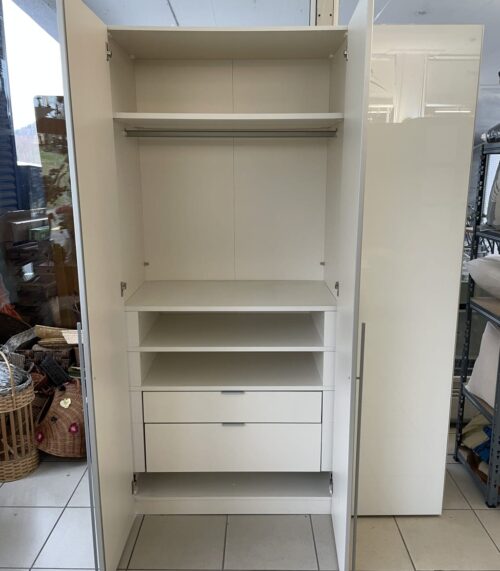 Weisse Hochkommode mit Türen, Fächern und Schubladen