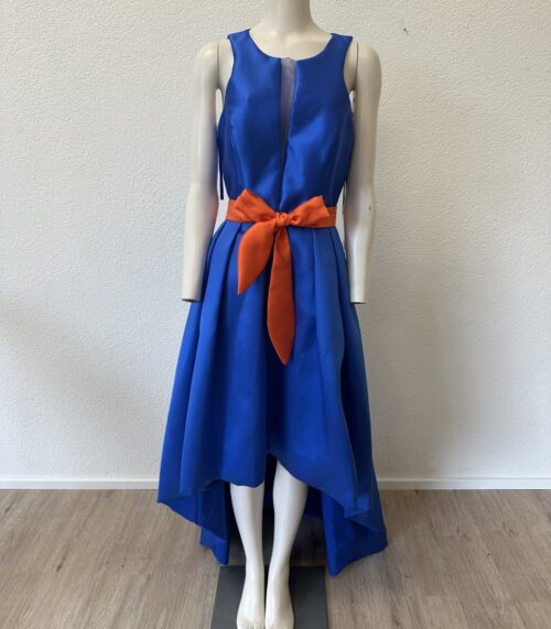 Abendkleid royalblau mit asymmetrischem Saum und orangefarbenem Gürtel von MARFIL BARCELONA