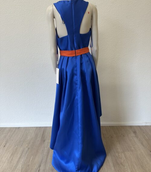 Abendkleid royalblau mit asymmetrischem Saum und orangefarbenem Gürtel von MARFIL BARCELONA