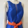 Abendkleid royalblau mit asymmetrischem Saum und orangefarbenem Gürtel von MARFIL BARCELONA