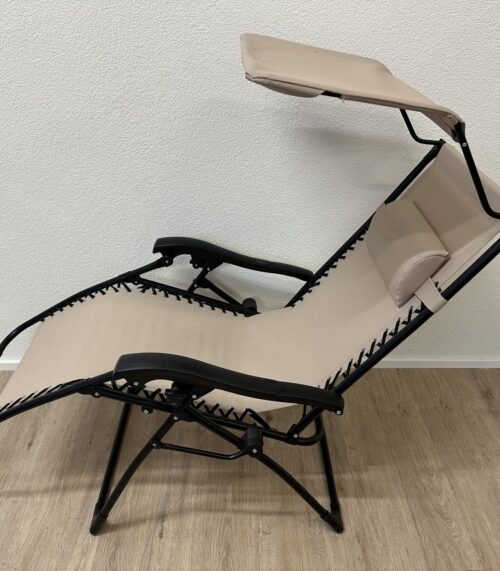 Moderner Garten-Liegestuhl klappbar mit Ablagetisch