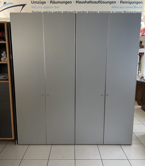 Grauer Kleiderschrank mit Regalen und Schubladen