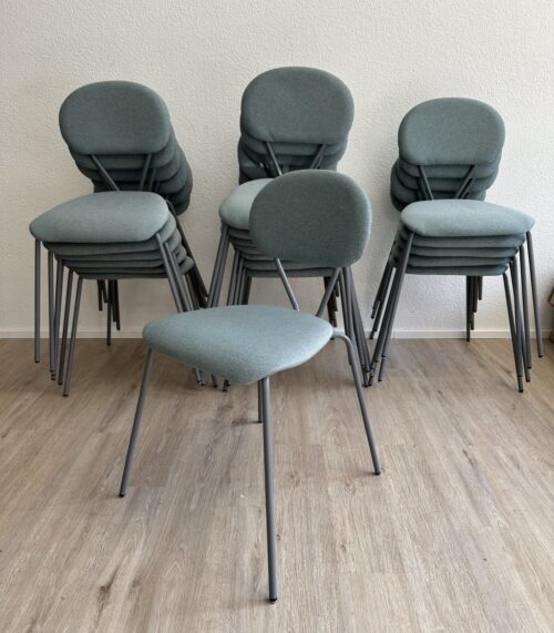 Moderner Stapelstuhl mit Metallgestell von Soestrene Grene