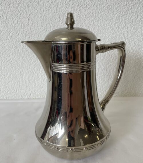 Teeservice aus Edelstahl mit Teekanne, Kaffeekanne und Zuckergefaess