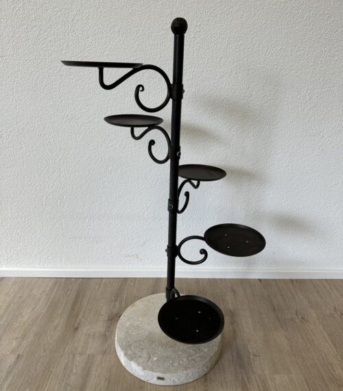 Blumenständer Industrial aus Metall mit Betonsockel