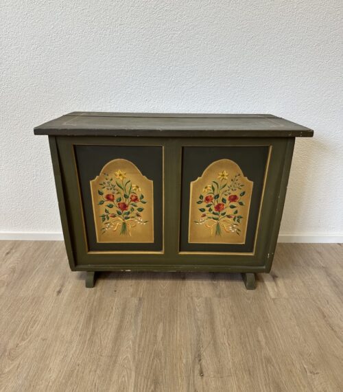 Holztruhe mit bemalter Front ländlich vintage