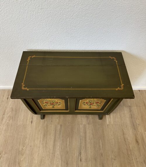 Holztruhe mit bemalter Front ländlich vintage