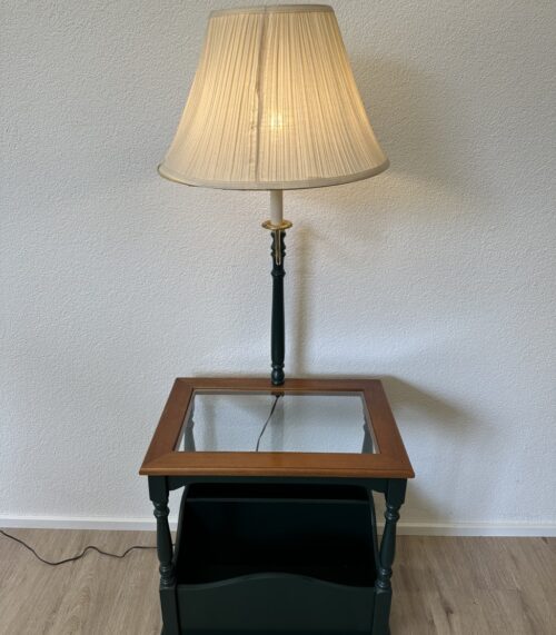 Stehlampe mit Tisch im Landhausstil