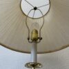Stehlampe mit Tisch im Landhausstil