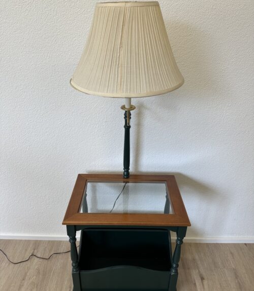 Stehlampe mit Tisch im Landhausstil